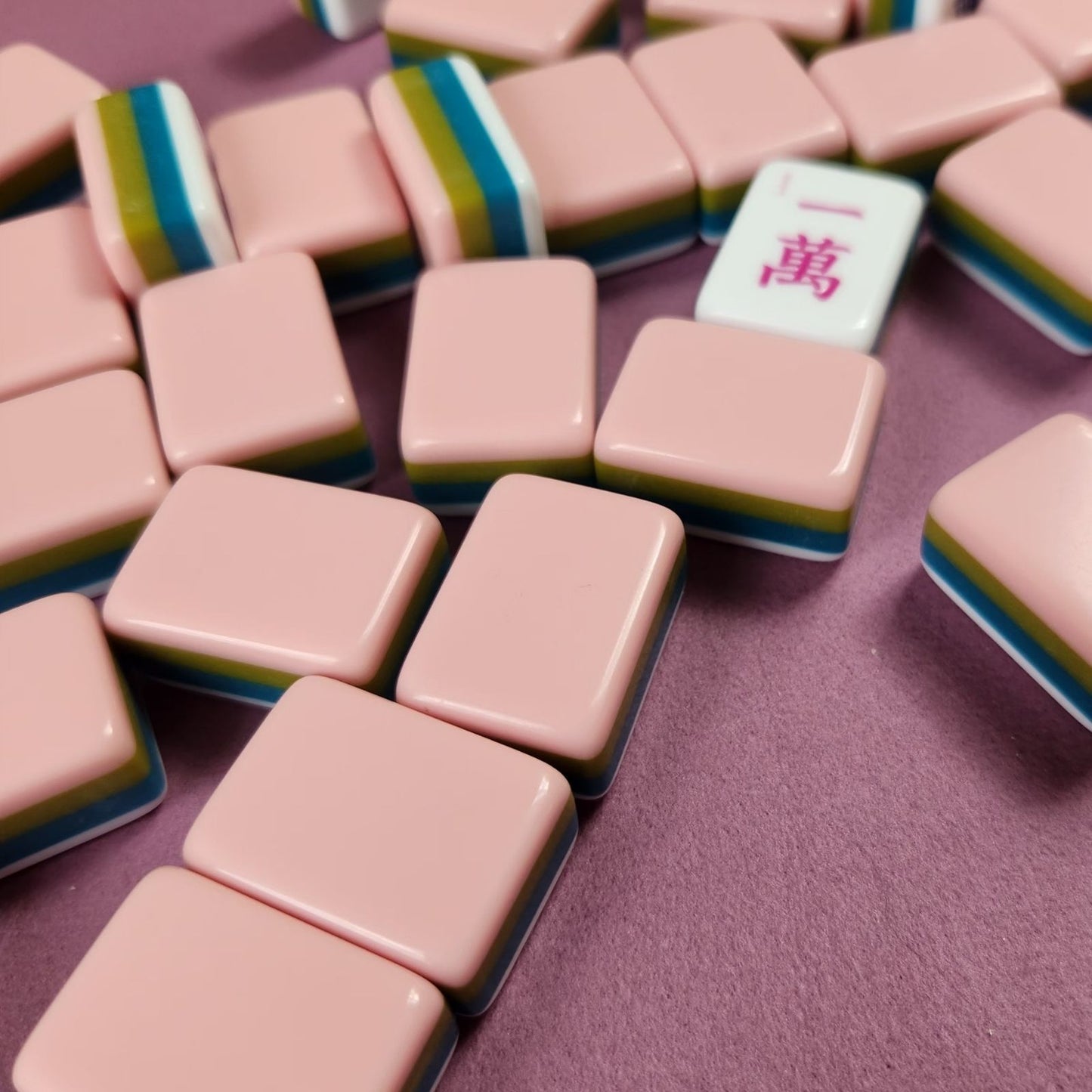 Side profile of Watermelon 30MM American mah jongg tiles with layered watermelon-colored edges